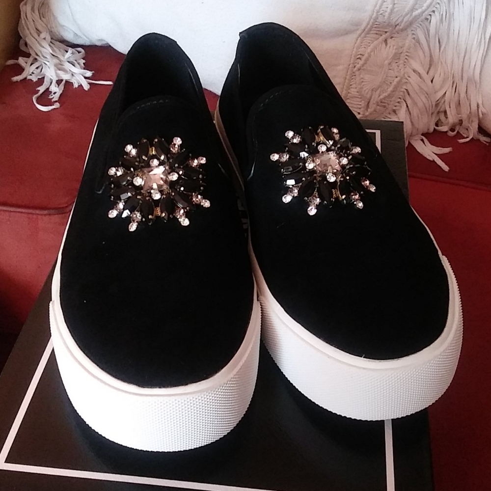 BNIB Karl Lagerfeld Suède shoe